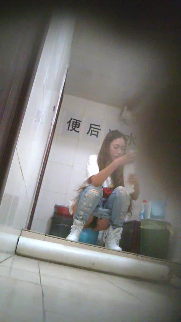大学女厕所系列2 一边尿尿一边还在讨论打麻将