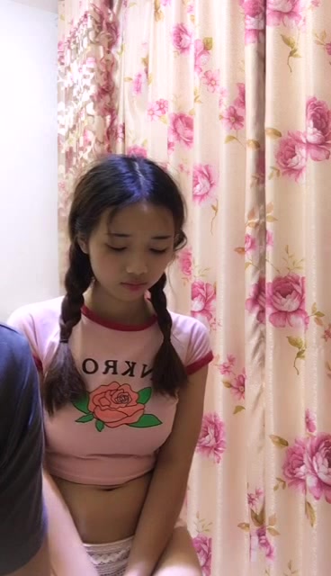 好嫩的妹子露脸两个辫子真可爱，非常乖巧听话小屁股真带劲，让她跪着给我舔大鸡巴暴力插入，后入真紧呻吟可射