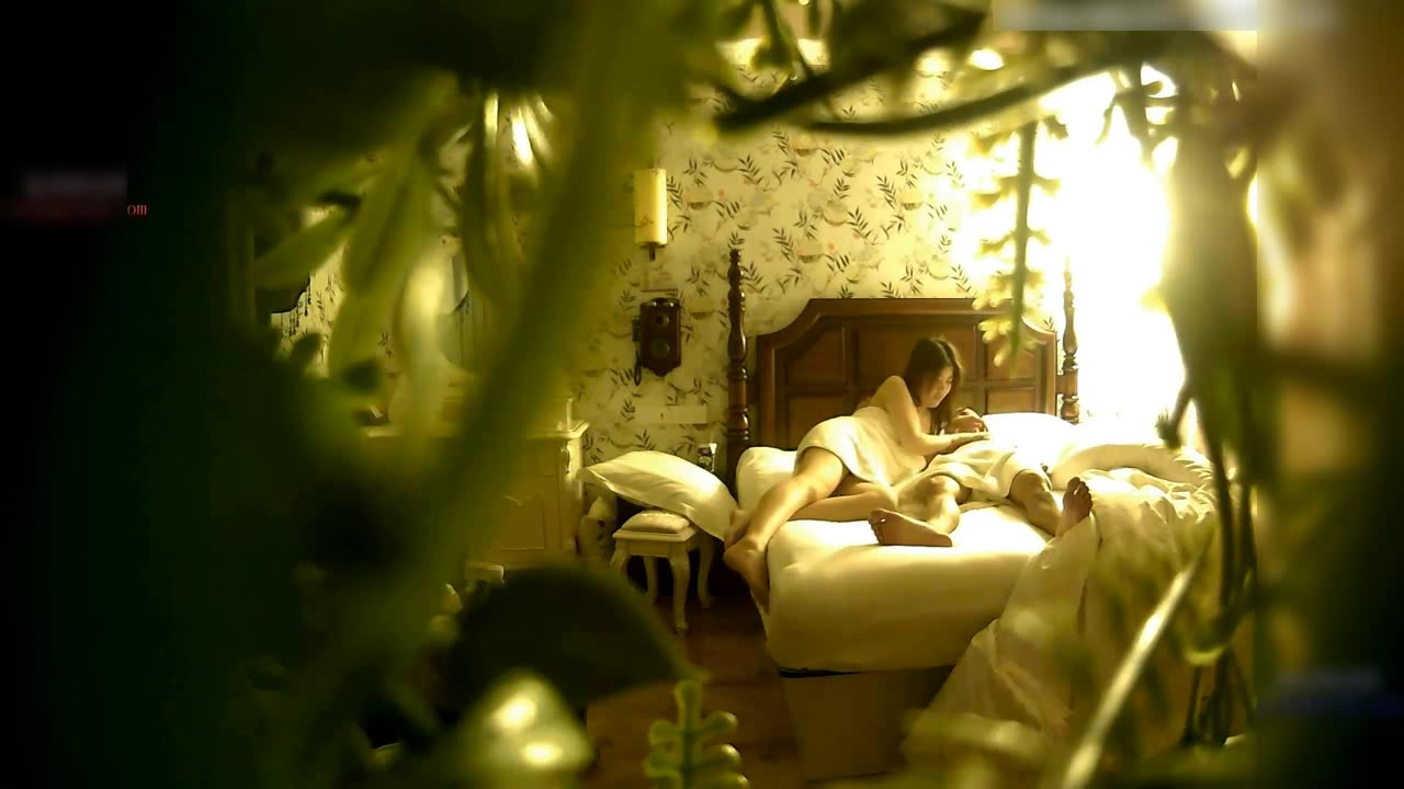 特色宾馆年龄不大胸部发育很好的漂亮美女和异地情人宾馆见面被操的高潮不断,胡言乱语,干了2次才消停下来!