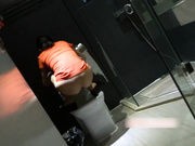 精品厕拍 和女同事一起出差,趁她不注意直接跑到背后偷拍尿尿