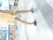 国内跟踪TP黄裙不穿内裤性感美女从商城到地铁2号线转5号线一路偷拍妹子裙底鲍鱼