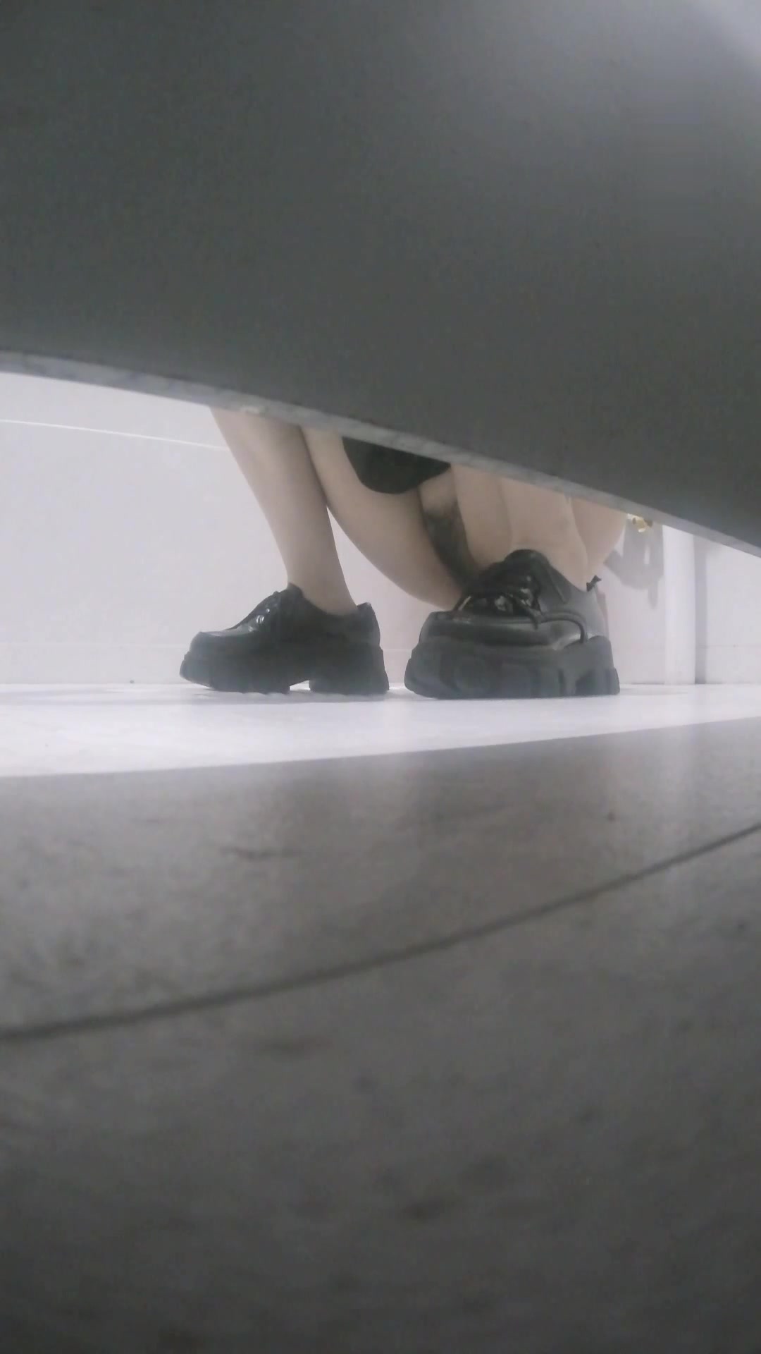 最新流出办公楼厕拍系列 关系不错的两个漂亮闺蜜轮流来送逼