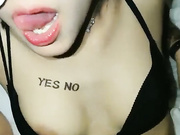 零零后表哥最近泡到的172CM酒店前台兼职妹晚上等她下班去开房啪啪狼友调侃他武大郎