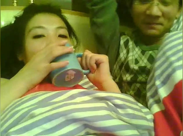 【稀缺资源】流出经典之骚逼君君 打电话有点想哭了，床上和男友摸奶舔屁股，很耐看的良妻