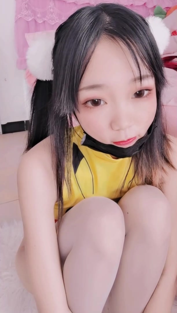 推特网红『小仙云儿』可爱皮卡丘紧身衣自慰诱惑 不停呻吟勾引淫荡的舔抠出来的骚水