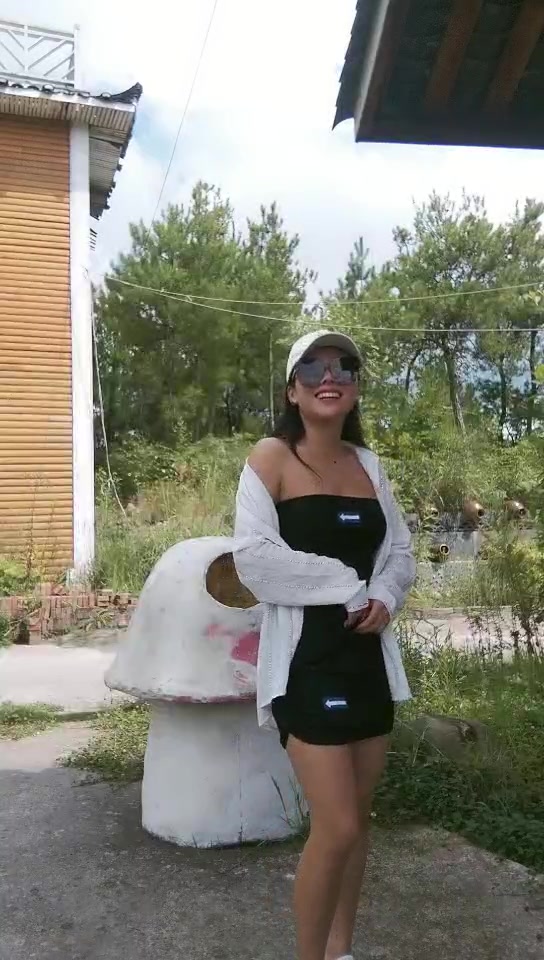 下午到公园保安大哥也中招口交啪啪站着撒尿