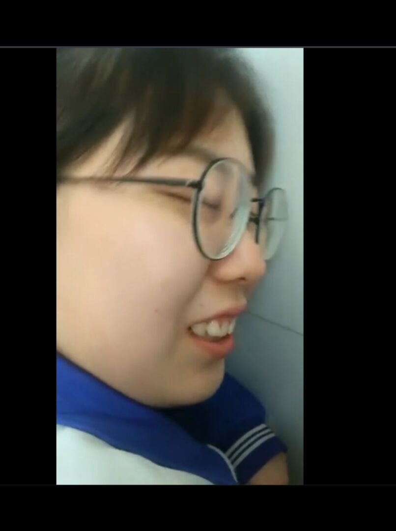 雷陈田的骚货小学妹，先再学校厕所偷偷操她，再拉到酒店无套内射