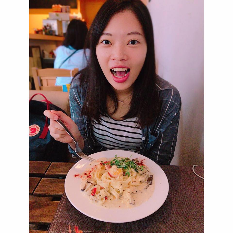 偷拍刚大学毕业的堂妹，没想到双乳很饱满！