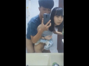 两队年轻情侣在试衣间和洗手间操逼自拍