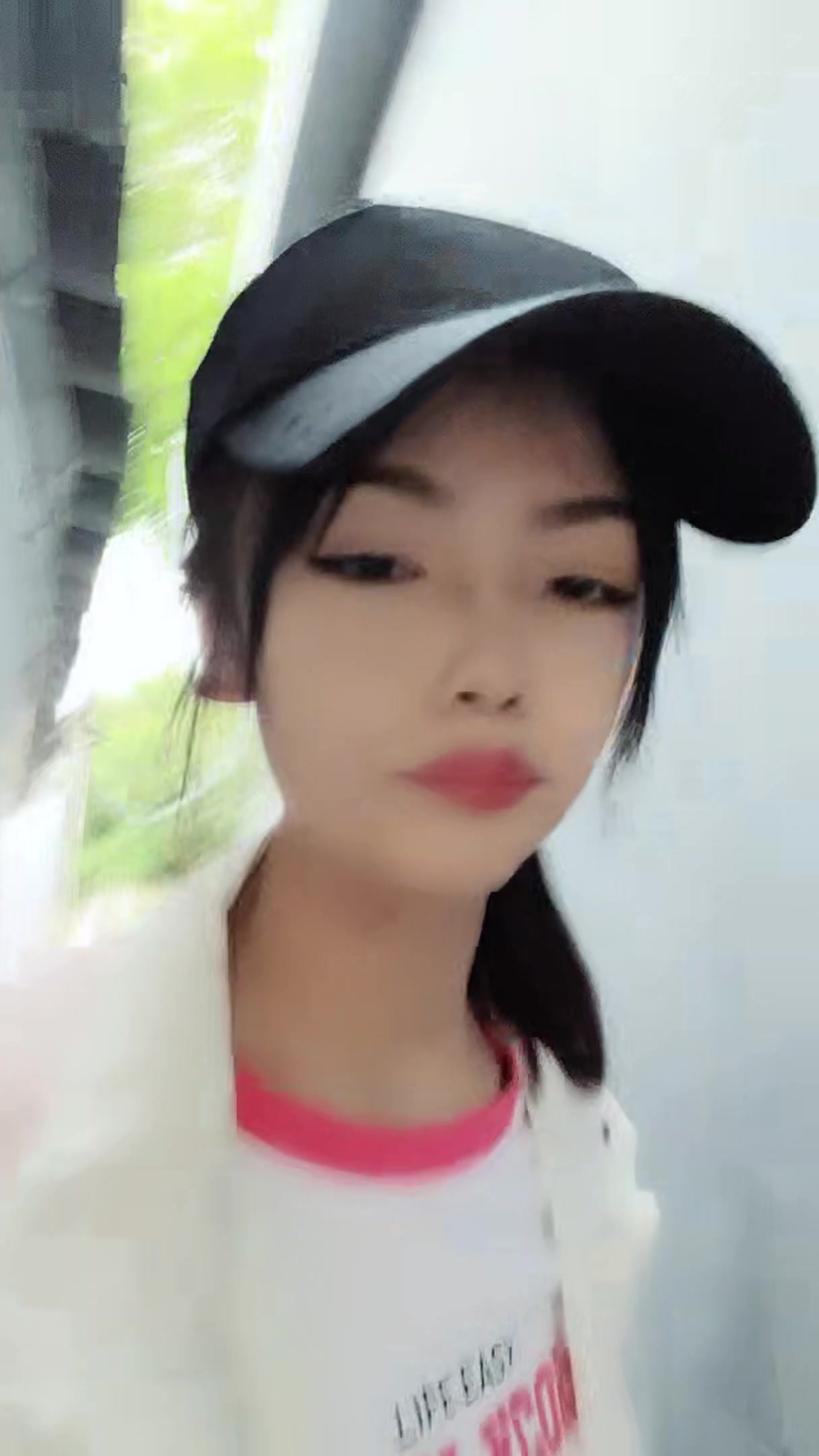 清纯嫩妹子户外约个小哥哥带到酒店里面露脸口交，手持镜头啪啪射在外阴上