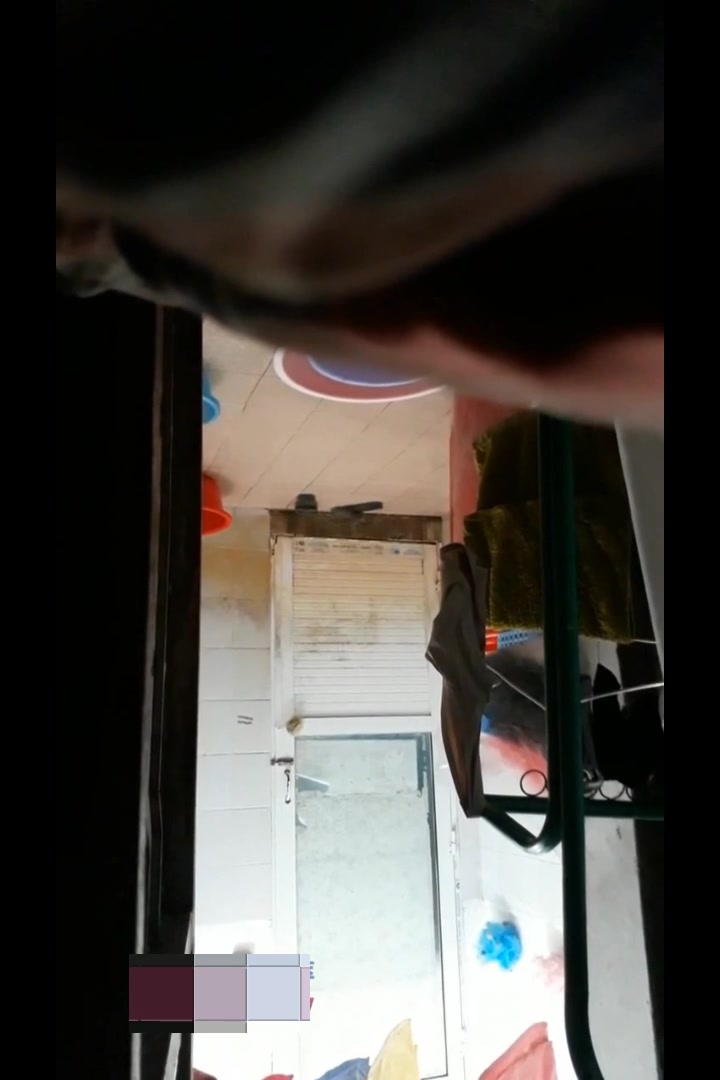 【全網推薦】【大陸經典盜錄系列】趴窗窺視良家人妻少婦洗浴護膚 苗條身材雪白肌膚看得讓人欲火焚身 720P原版高清