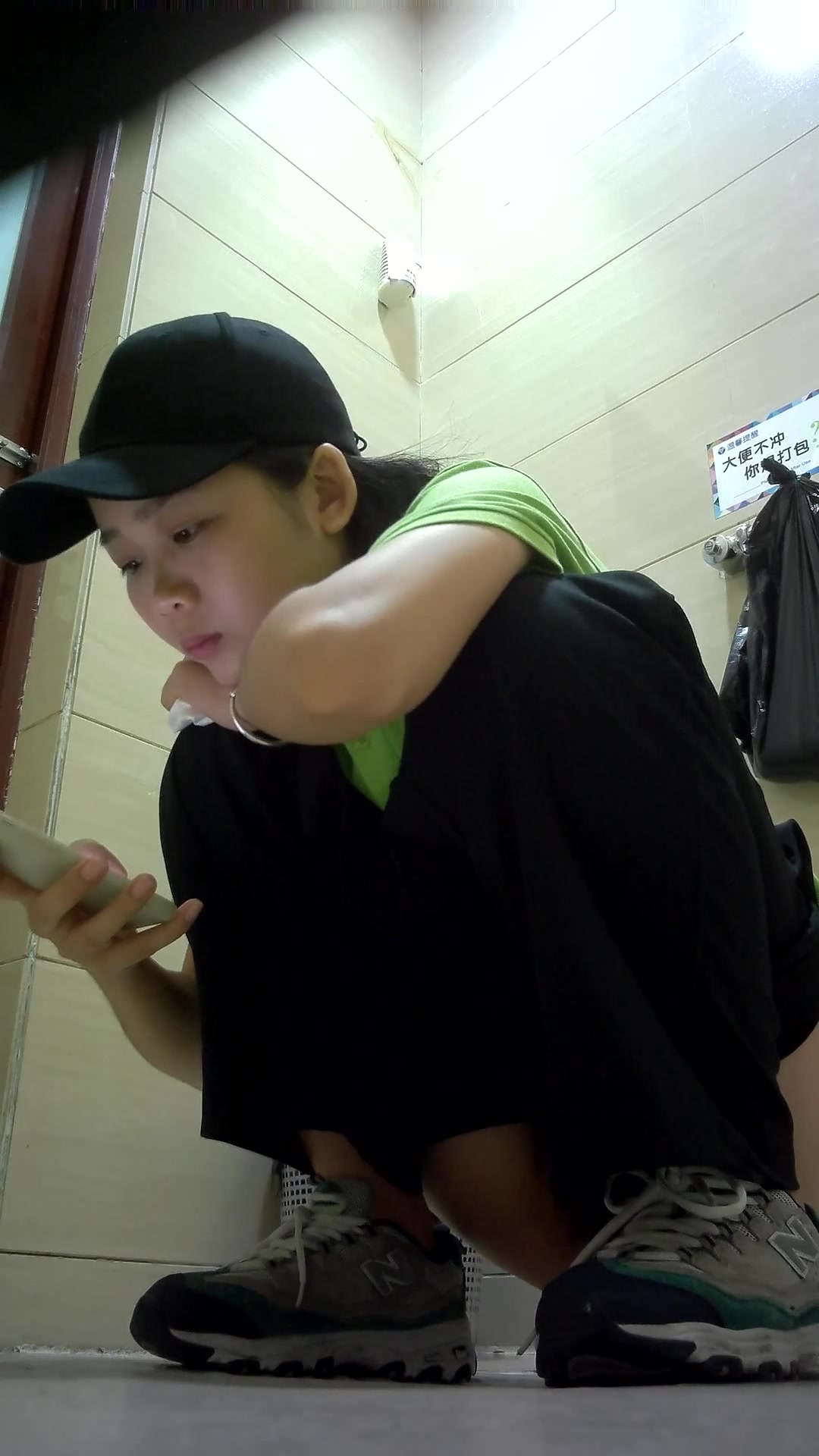 某商場公共女廁拍攝到的各式美女如廁 貌似有個剛出來工作的妹子還未開苞啊 1080P原版高清