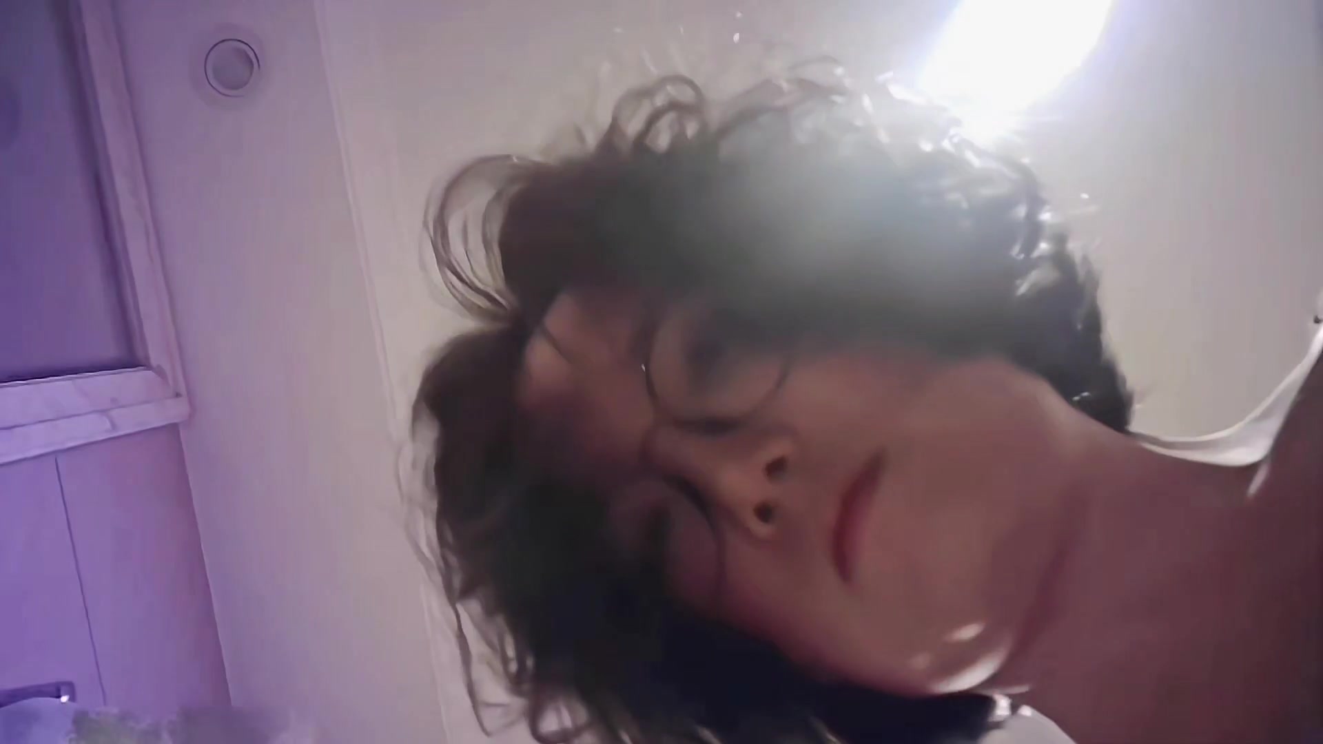 双镜头下的丰满熟女在尿尿