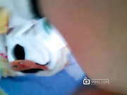 在给孩子穿衣服时