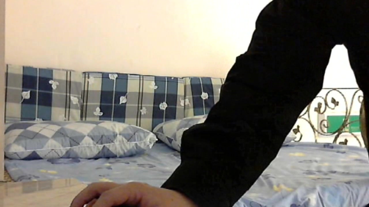 英国小伙国内嫖妓漂亮小姐还和皮条阿姨打电话交流有困难