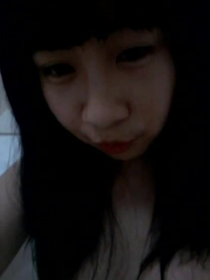 家里人在客厅聊天，小美眉自己偷偷在浴缸打飞机出了好多淫水