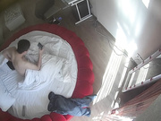 偷拍钟点房偷情男女，女上位抽插爽得直叫