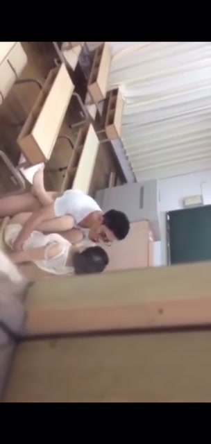 目前微博上最火的某女老师和16岁男学生教室做爱视频